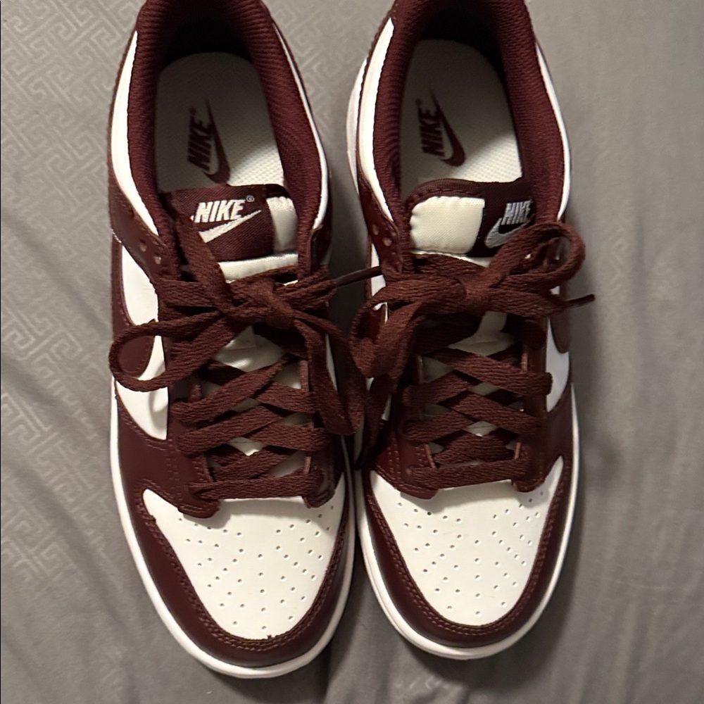 2024
Nike Dunk Low GS 'Burgundy
Crush Gum'